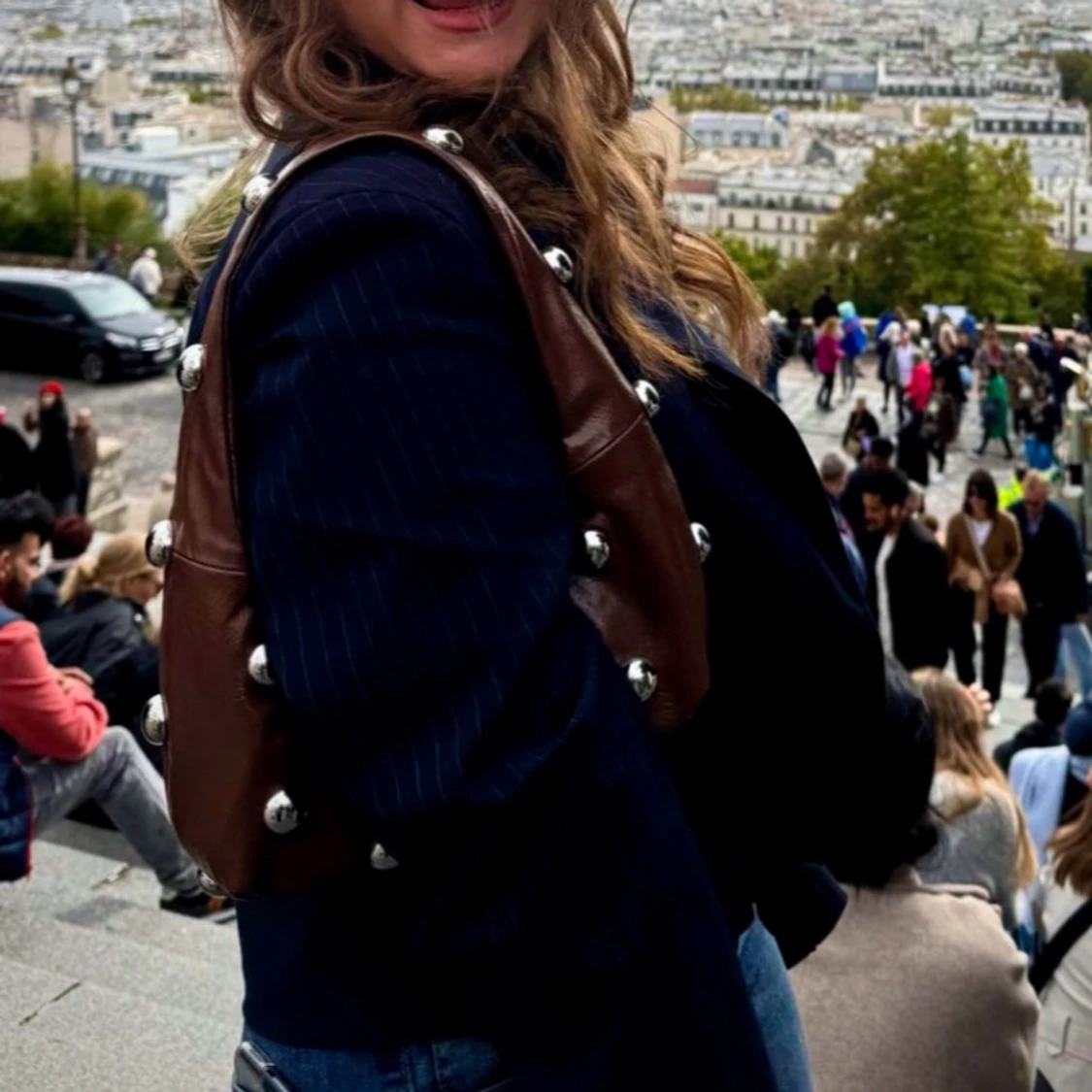 Brun axelväska med silvriga nitar - 2