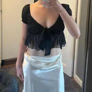 Knytblus - Jättesöt topp/blus! Knytmodell där fram🩷🩷🩷🩷 Finns en matchande kjol att köpa i min profil med 