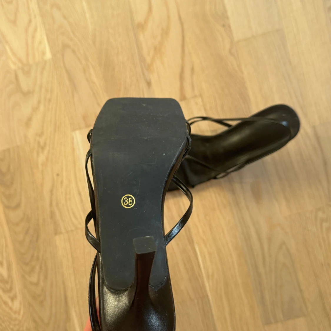 Svarta sandaler med smala remmar och klack - 3