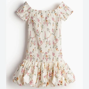 Blommig kortklänning med volang - Söt klänning som tyvärr inte kommer till användning. Använd fåtal gånger!🌸Skriv för egna bilder