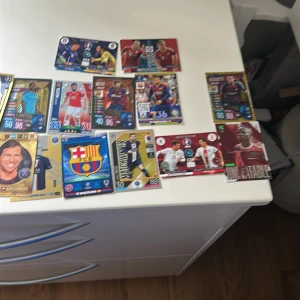 Fotbollskort - Samlaralbum - Samling av coola fotbollskort med stjärnor som Messi, Ronaldo, Zlatan och lag som Barcelona, Bayern München och landslag. Perfekt för dig som älskar fotboll, samlar eller vill byta med vänner. Flera limited edition och glittriga kort ingår!