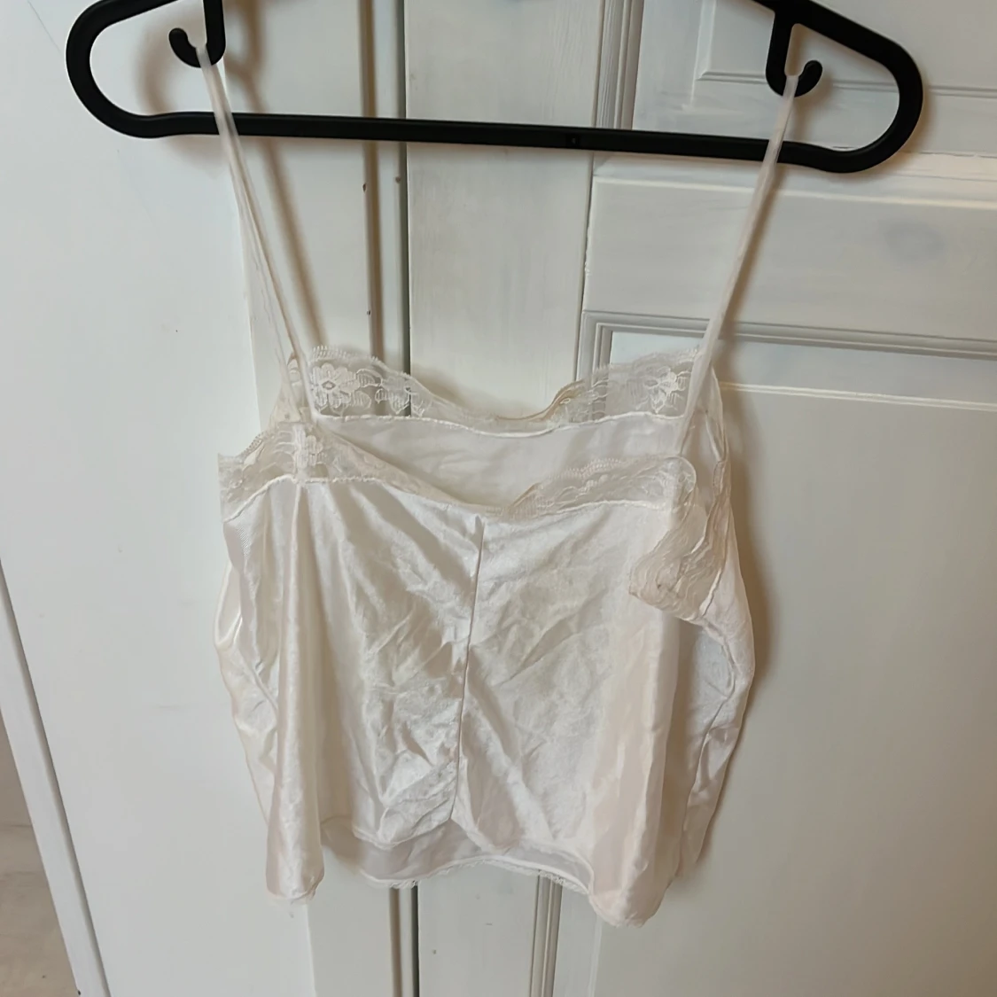 Vit spetsdetaljerad linnetopp  - 1