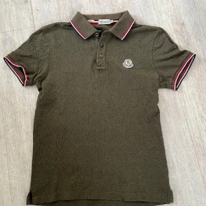 Olivgrön Moncler pikétröja slim fit - Snygg olivgrön pikétröja från Moncler i slim fit-modell i storlek S🙌🤝🤩