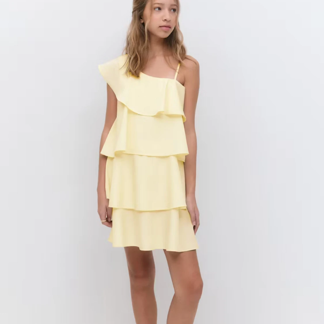 Gul volangklänning från Gina Tricot