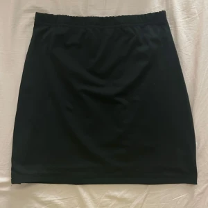 Svart och vit enkel kortkjol - Två stilrena kortkjolar i svart och vitt med rak passform och resår i midjan. Perfekta att matcha med crop tops eller hoodies. Kjolarna är gjorda i mjukt bomullstyg som känns skönt mot huden.