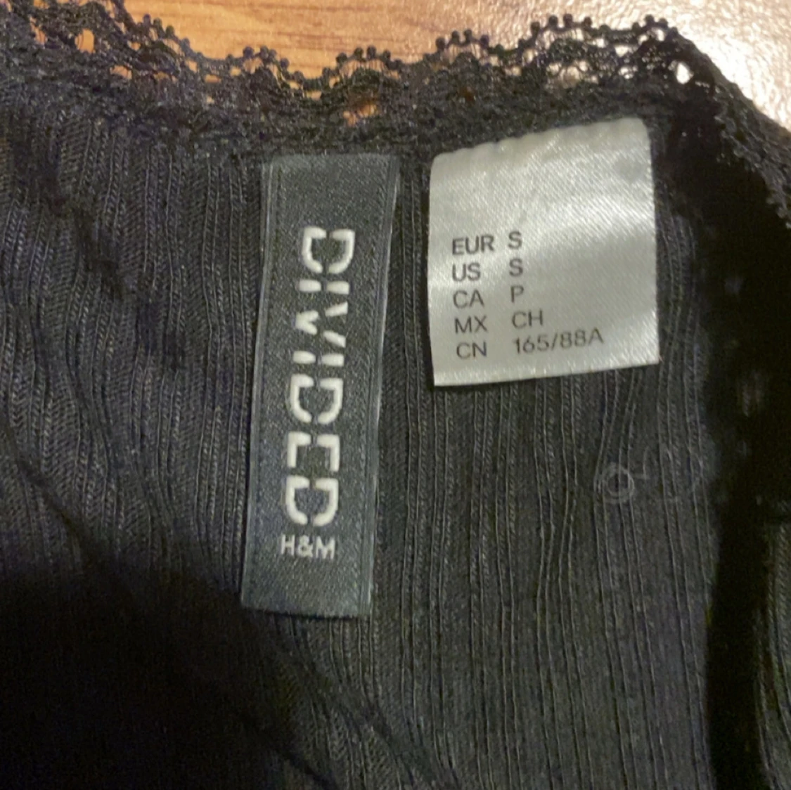 Svart ribbad topp med spets från H&M divided - 3