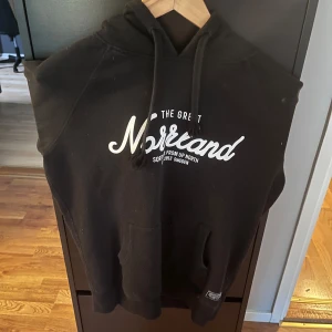 Norrland Hoodie - En svart hoodie med tryck ”Norrland” som jag aldrig använt. nypris 500