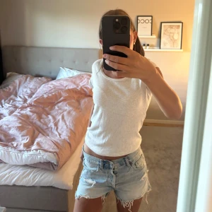 Ljusblå jeansshorts från Zara - Ljusblå jeansshorts från Zara som endast är använd 1 gång. Hör av er vid frågor eller om ni vill ha mer bilder💕 pris kan diskuteras💕