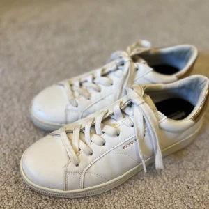 Vita sneakers  - Jag säljer dessa vita Björn Borg sneakers i storlek 36. De har snören och snygga detaljer. Använda ett x antal gånger. Inte särskilt många tecken på användning. Priset kan diskuteras!🩷 Skriv vid frågor☀️