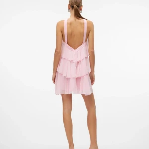 Rosa volangklänning från Vero Moda XS - suuuper cute pink dress in XS💗the tag is still intact, selling here because i missed the return date😢(original price was 69,99€/780,54SEK) sold out in this size😛😛😛