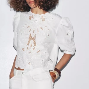 Vit Zara blus - Superfin vit broderad blus med puff ärmar.  Helt oanvänd med prislapp kvar. Den är slutsåld och orginalpriset ligger på 499kr. Hör av dig vid intresse🩷