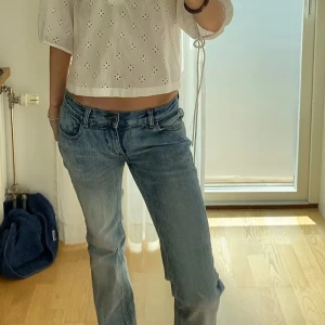 Lågmidjade bootcut jeans - Lågmidjade bootcut jeans från Tessie. Dom är i fint skick men uppsprättade där nere. Hör av er för måtten🤗🤗