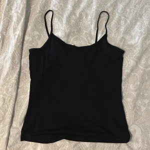 svart linne - svart linne från h&m, säljer då jag köpte fel storlek🩷