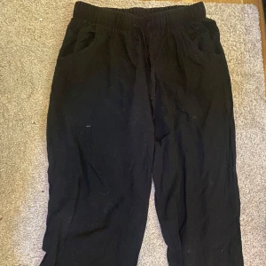 Svarta linnebyxor från Dazy, storlek L ( SÅLD )  - Svarta linnebyxor från Dazy i storlek L. Byxorna har elastisk midja med snörning, sidfickor och en avslappnad passform. Perfekta för en chill och bekväm stil. Materialet är lätt och andas, vilket gör dem sköna att bära hela dagen. Jag ha S i byxor och passar mig väldigt små i storleken