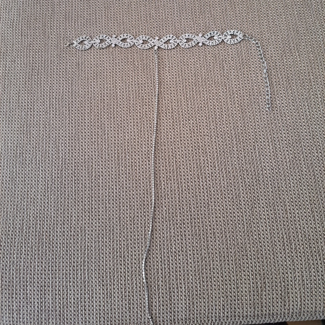 Silverfärgat glittrigt halsband - 1