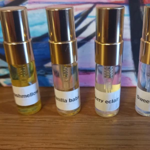 Essnce splitpaket - Paket med 4 stycken söta dofter från Essnce I 3 ml dekanter: Carashmellow, Strawberry eclair, Sweet cara, Vanilla baby