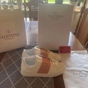 Valentino skor dam - - Nytt skick| box samt övrigt ingår| hör av dig vid funderingar| vid snabb affär samt köp från vinted istället kan priset sänkas!