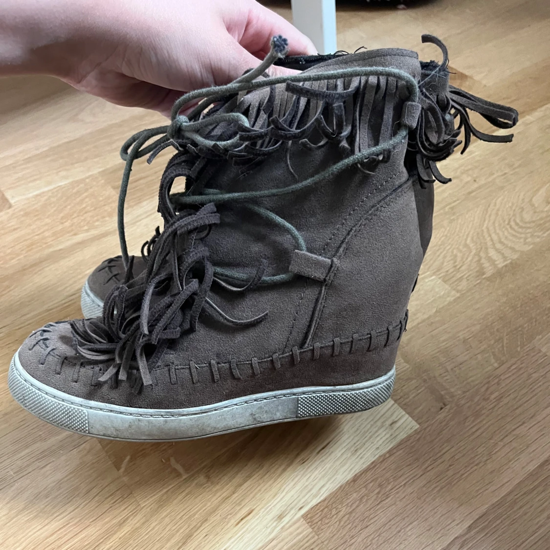 Bruna mockasneakers med fransar och kilklack - 1