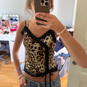 Leopardmönstrad spetslinne Jus d'Orange - Superfin leopardmönstrad linnetopp från Jus d'Orange Paris med svarta spetsdetaljer. 