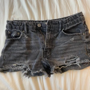 Lågmidjade jeansshorts  - Jättesnygga korta jeansshorts som är lågmidjade från Gina tricot. Älskar dessa men dom har tyvärr blivit för små.