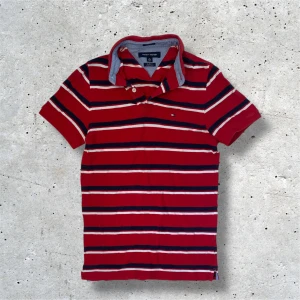 Tommy Hilfiger piké - Rödrandig Tommy Hilfiger piké i storlek XS. Tröjan har inga defekter och är i utmärkt skick. Skriv till mig vid intresse, pris kan diskuteras!