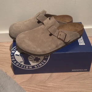 Birkenstocks - Säljer min birkenstocks boston i färgen taupe för att de inte kommer till användning. Helt ny, knappt använda!