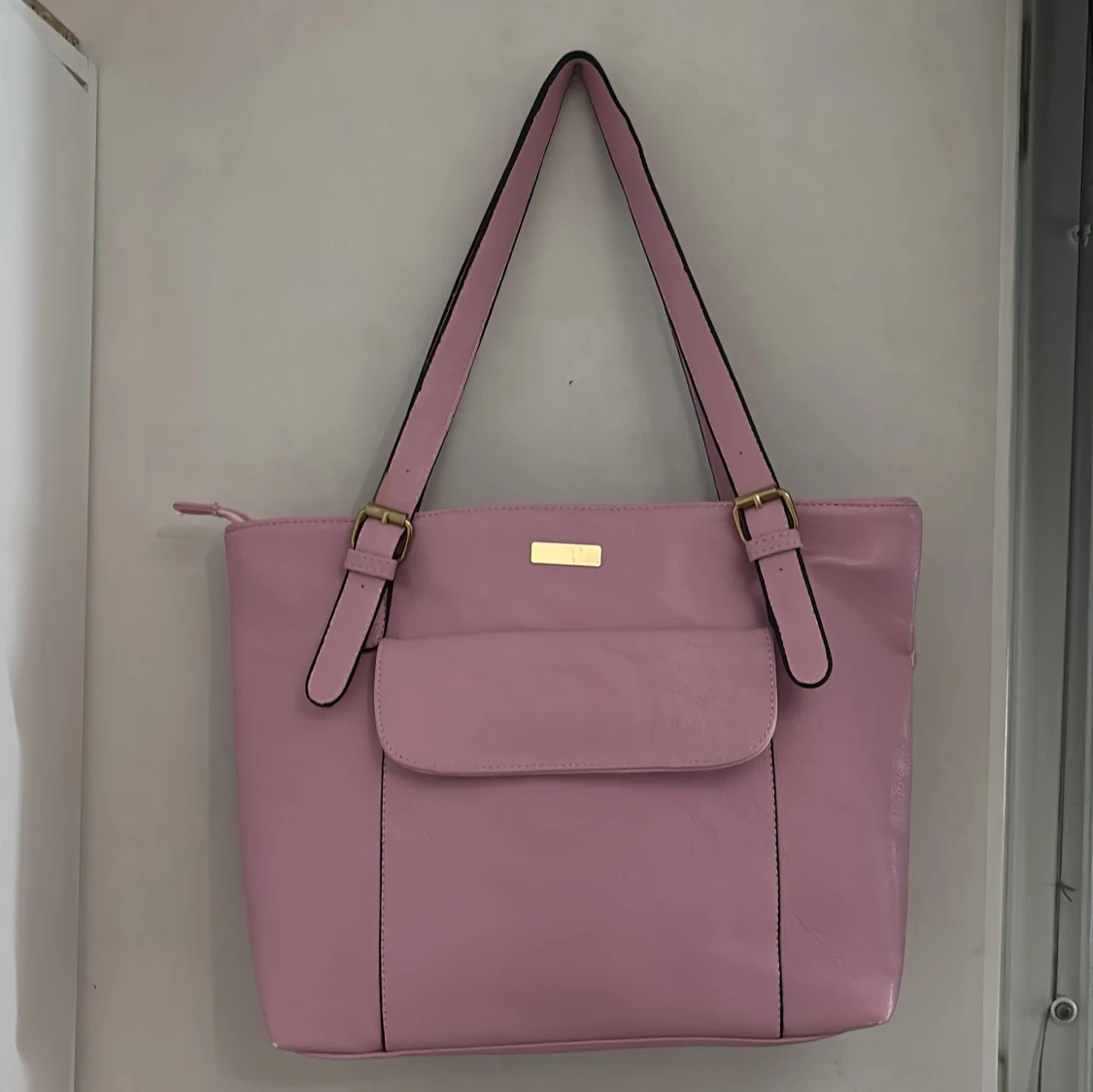 Rosa axelväska i skinnimitation