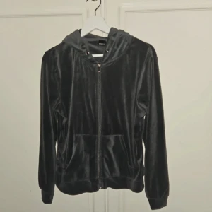 Svart tröja med huva - Från Gina tricot strl L men passar M bäst