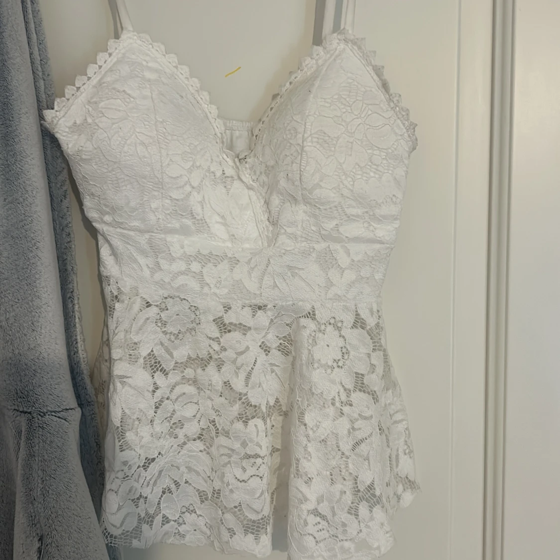 Vit spetsig blommig linnetopp