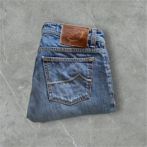 Jacob Cohen jeans ljusblå. - Säljer nu dessa riktigt fina ljusblå jeans från Jacob cohen i modellen 688/ storlek W32 / skick 8,5/10 / kontakta via intresse eller annat och priset kan väl diskuteras!😁