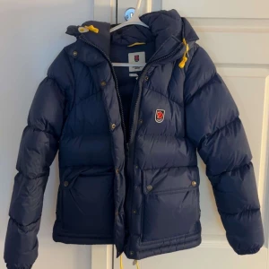 Blå Fjällräven Expedition dunjacka XXS - Blå fjällräven jacka i storlek xxs. Den är endast använd en vinter och i jätte bra skick💗