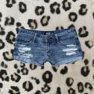 Hollister jeansshorts W26 - Lågmidjade jeansshorts 💘perfekt skick