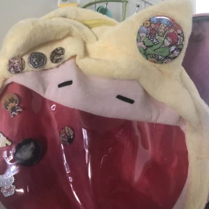 Kagamine Len itabag  - Len ita bag jag köpte ncs24 Man får såklart utan alla pins som e på den just nu lol Väldigt liten svart stain ögonskugga tror jag, men den märks inte Man får plats med relativt mycket || kontakta för mer bilder || kontakta innan du köper 