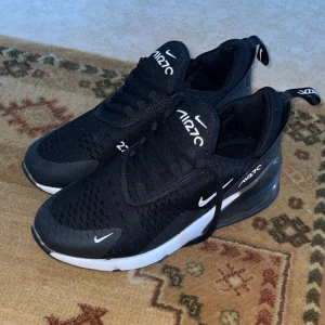 Nike air max 270 sneakers - Storlek 39 - 40. Vi kan diskutera priser.vet inte om de är äkta eller fejk men ser väldigt bra ut.