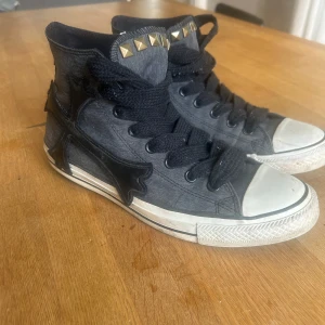  Converse All Star x chrome heart  - Ett par egna gjorda all stars med lite coola nitar o saker på, storlek 41/5 dom är i bra skick. Är öppen för frågor.