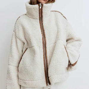 Beige teddyjacka med bruna detaljer - Snygg teddyjacka från Hm, storlek S, endast använd en vinter så fint skick! Skriv gärna för fler bilder❣️