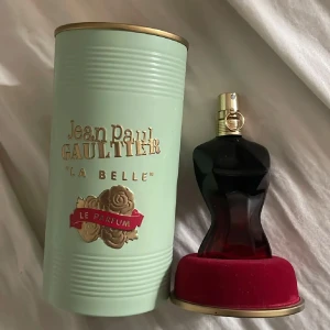 JPG La Belle Le - La Belle Le i 30 ml från Jean Paul Gaultier. Inte original La Belle utan den ”mörkare” versionen. Helt ny från kicks, haft parfymen hemma i ett par månader! 