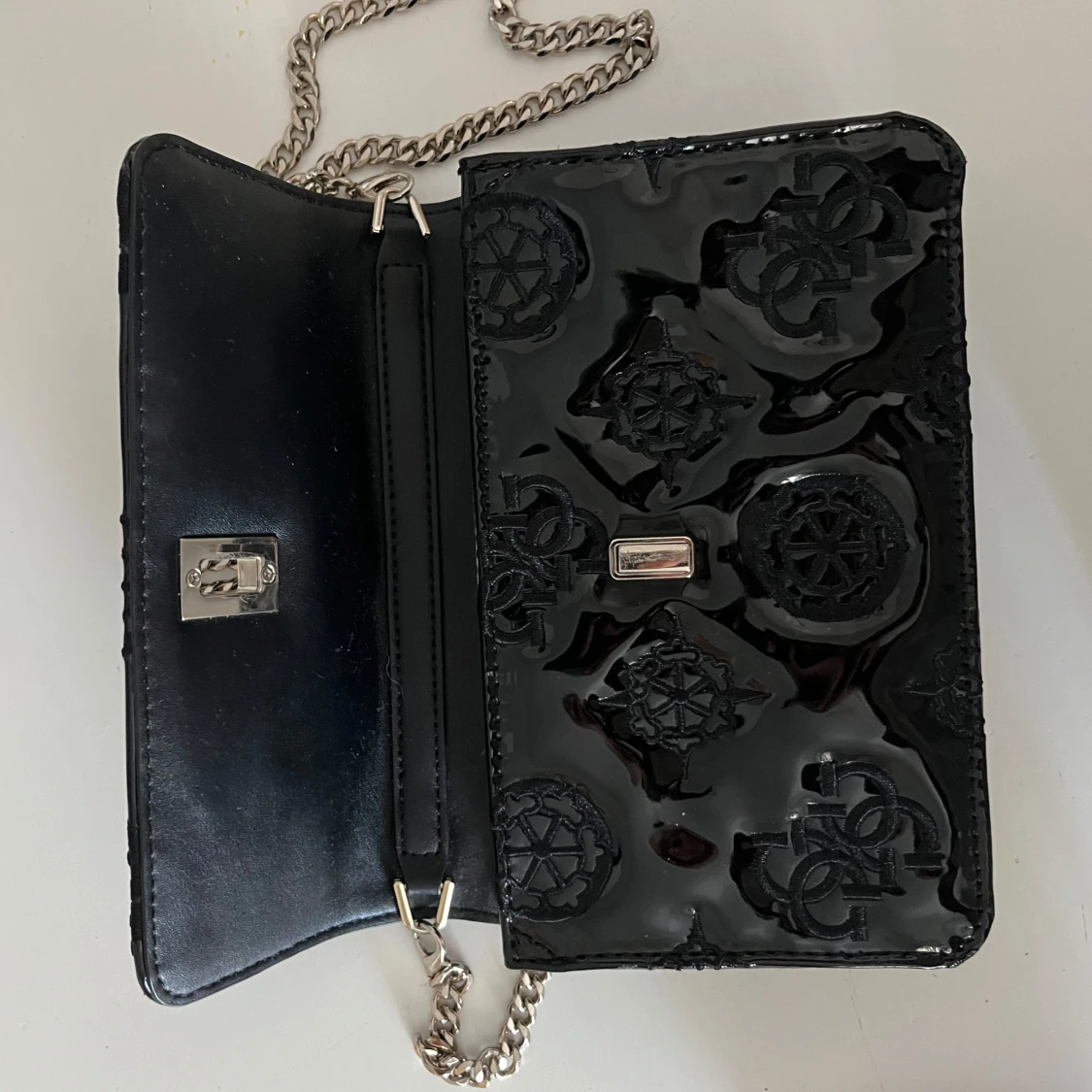 Svart axelväska från Guess med kedja - 2