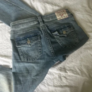 True Religion Joey Low Rise Flare jeans - Snygga ljusblå jeans från True Religion, modell Joey Low Rise Flare det är jätte lågmidjade nu när jag har sytt den mer lågmidjade med en sy maskin det är storlek 28 som motsvar m men passar även s då jag har typ littimellan skriv för frågor å bilder 💕