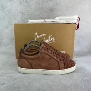 Christian Louboutin junior spike sneaker - – Condition: 9/10 - flawless  – Color: Rose  - What is included: Dustbag & extra laces  – Retail price: 9000 + SEK