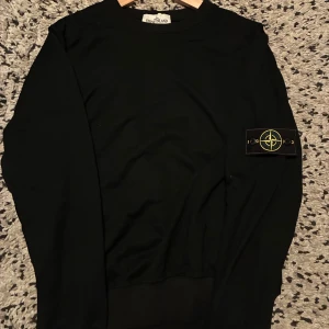 Svart Stone Island sweatshirt - Helt ny, Svart sweatshirt från Stone Island i storlek S .    Pris kan diskuteras. 