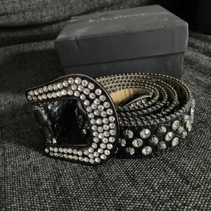 BB Simon - Säljer mitt feta BB belt🔥 Det är lite slitet vid ett hål och det fattas en bit nånstans, men man märker inte så mycket. Annars är den i fint skick! 125cm från början och slut.