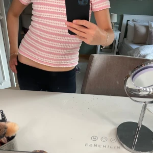 Off shoulder topp Nelly  - Säljer denna jätte fina toppen i jätte fint skick endast testad 