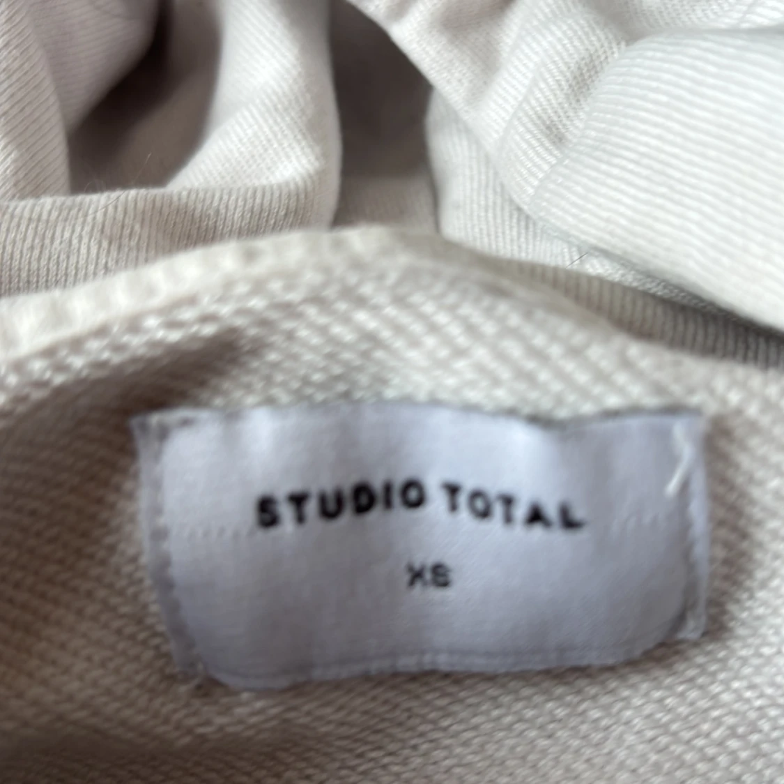 Vit hoodie från Studio Total XS - 2