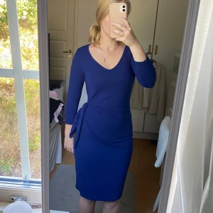 Klänning - En snygg blå klänning som har en snygg detalj, lapp saknas men annars i gott skick. Skulle säga att storleken är S.  