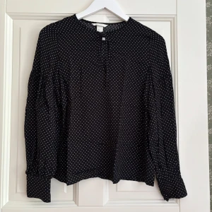 Prickig blus - Prickig blus från H&M
