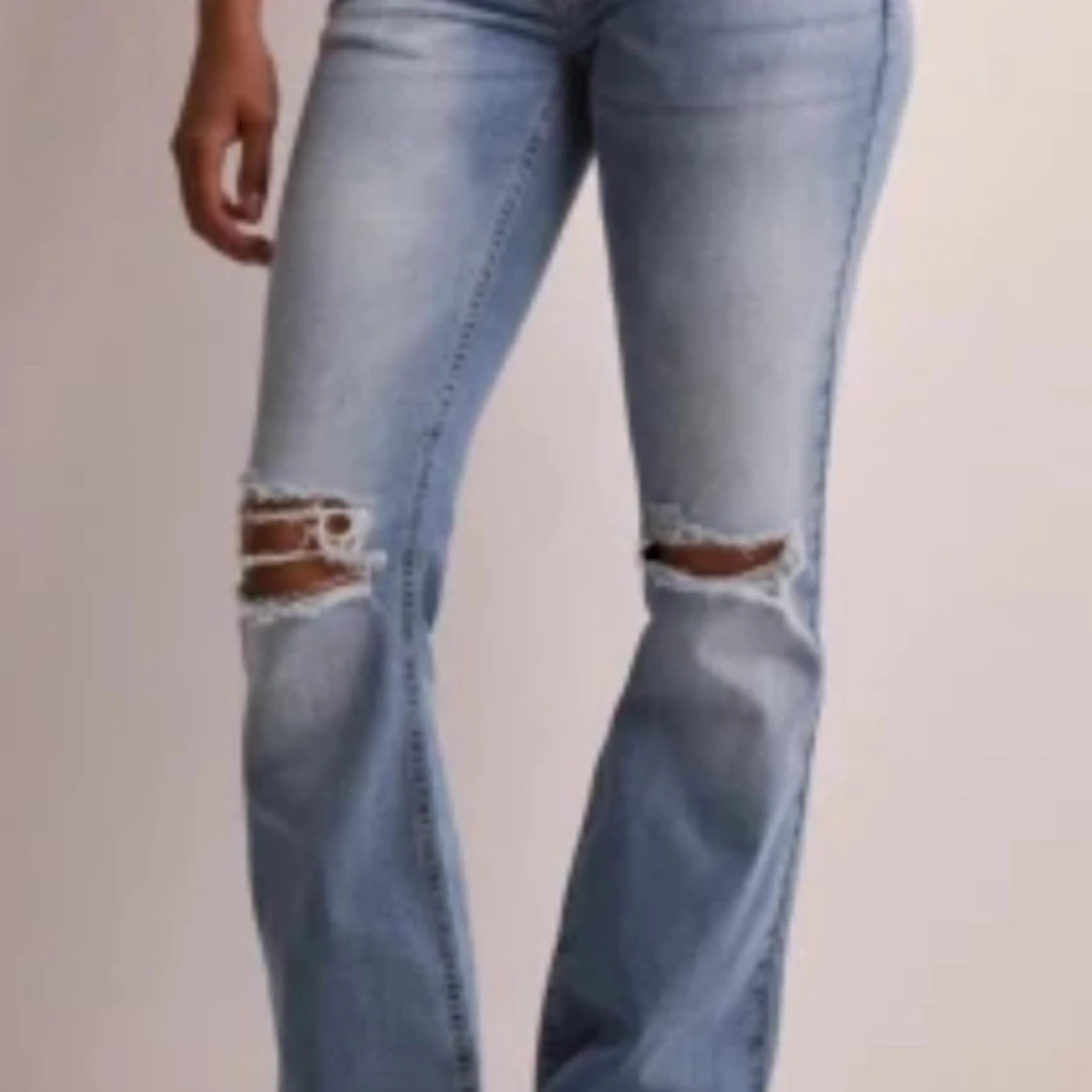 Ljusblå bootcut jeans med slitningar