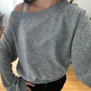Grå offshoulder stickad tröja - Supermjuk grå stickad tröja med offshoulder så finn endast använd 1 gång ❤️❤️