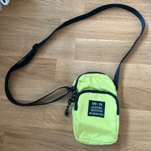 Liten väska  - Liten väska som kommer från Urban Outfitters, har knappt använd. 