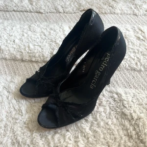 Vintage klackskor - Säljer mina skitcoola klackskor som tyvärr inte längre kommer till användning. I mycket fint skick, och har endast slitage på undersidan